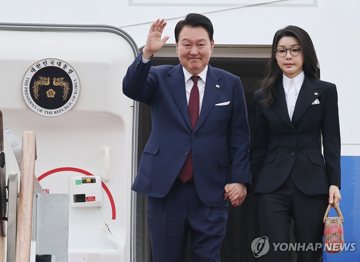 韩国总统就梨泰院踩踏事故公开道歉 | 极目新闻