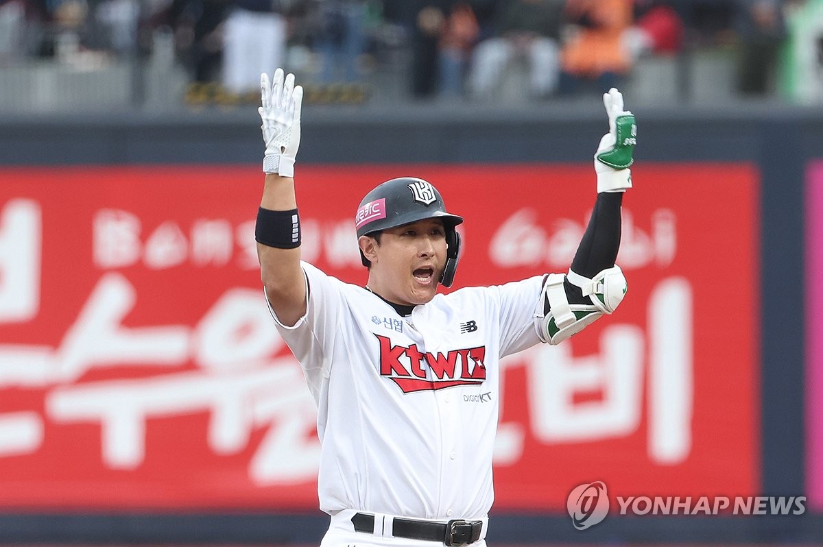 Hwang Jae-gyun of the KT Wiz celebrates after hitting a single against the NC Dinos during Game 5 of the second round in the Korea Baseball Organization postseason at KT Wiz Park in Suwon, Gyeonggi Province, on Nov. 5, 2023. (Yonhap)