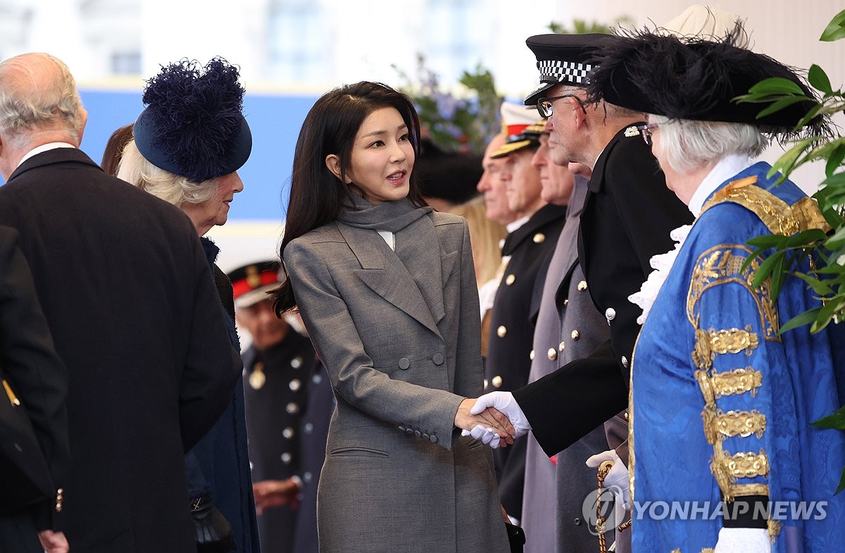 영국측 인사와 악수하는 <BR>김건희 여사