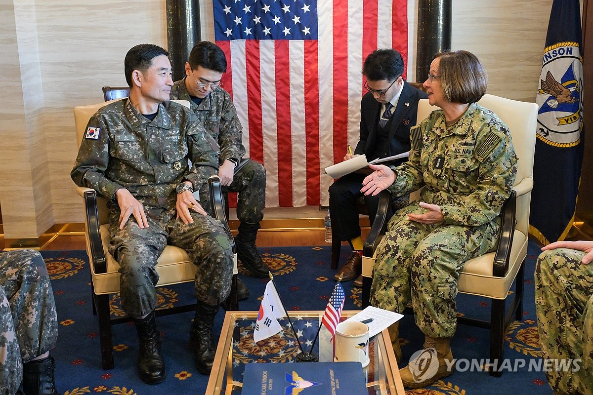 Adm. Yang Yong-mo (L), chief of naval operations, holds talks with his U.S. counterpart, Adm. Lisa Franchetti, aboard USS Carl Vinson berthed at a naval base in Busan, 320 kilometers southeast of Seoul, on Nov. 24, 2023, in this photo provided by South Korea's Navy. (PHOTO NOT FOR SALE) (Yonhap)