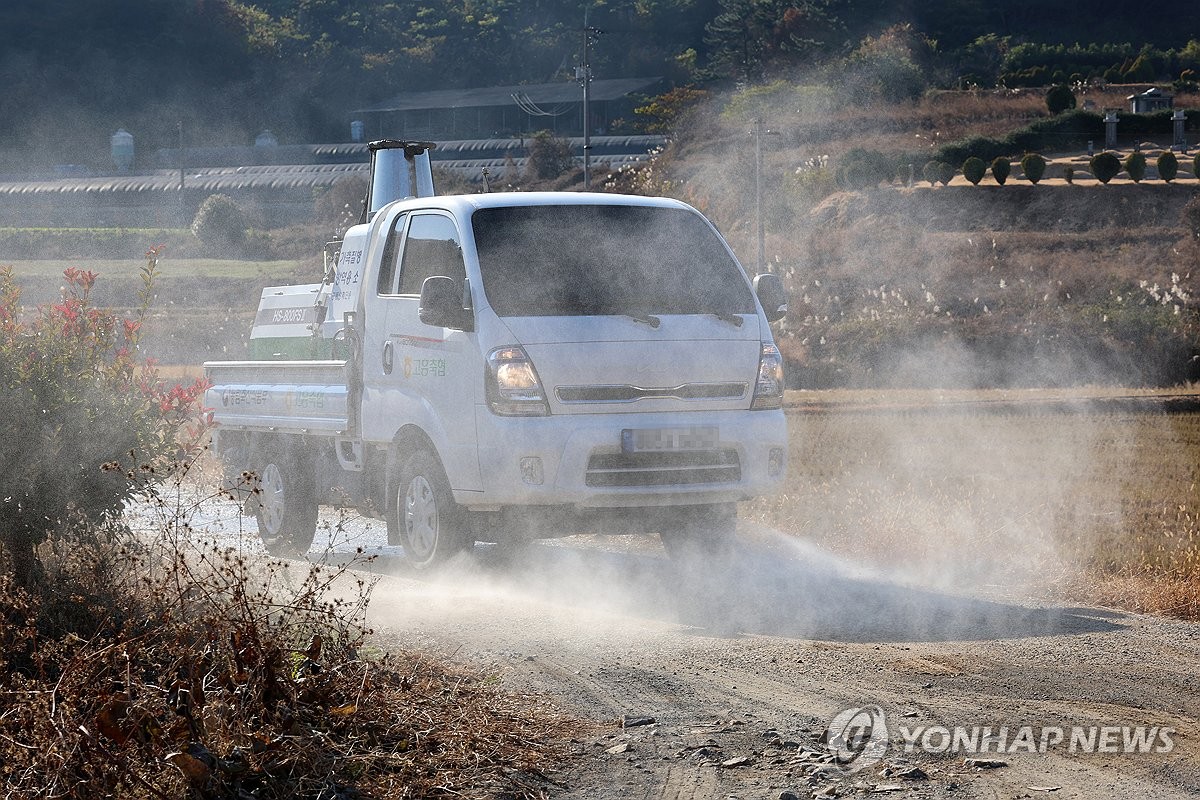 도로 소독하는 가축질병 방역차량