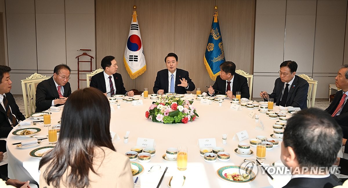 El presidente Yoon Suk Yeol (centro) habla durante un almuerzo con líderes del gobernante Partido del Poder Popular (PPP) en la oficina presidencial en Seúl el 5 de diciembre de 2023, en esta fotografía proporcionada por el PPP.  (FOTO NO EN VENTA) (Yonhap)