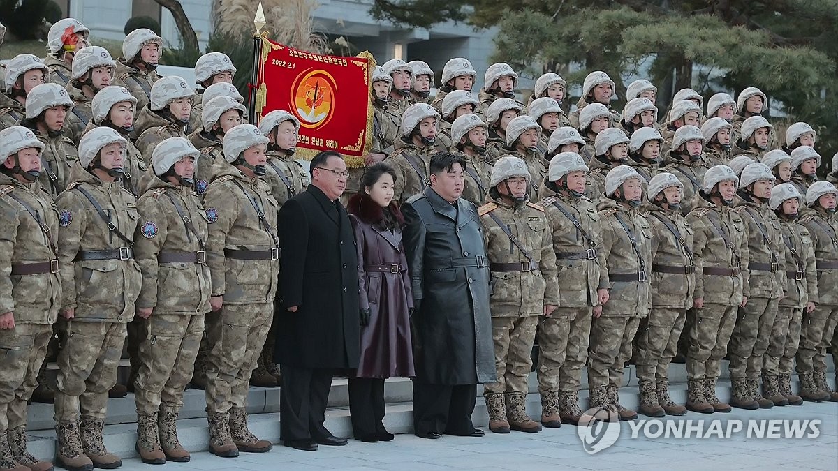 El líder norcoreano Kim Jong-un (séptimo por la izquierda) y su hija, conocida como Ju-ae (sexta por la izquierda), posan para una fotografía grupal con soldados de la Segunda Compañía Bandera Roja bajo la Oficina General de Misiles el 20 de diciembre. 2023, en este metraje tomado de la Televisión Central de Corea del Norte al día siguiente.  (Para uso únicamente en la República de Corea. Sin redistribución)