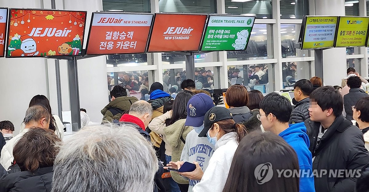Los pasajeros hacen cola en los puntos de facturación del Aeropuerto Internacional de Jeju, en la isla turística sureña de Jeju, después de que los vuelos fueran cancelados o retrasados ​​debido a una tormenta de nieve, en esta foto tomada el 21 de diciembre de 2023. (Yonhap)
