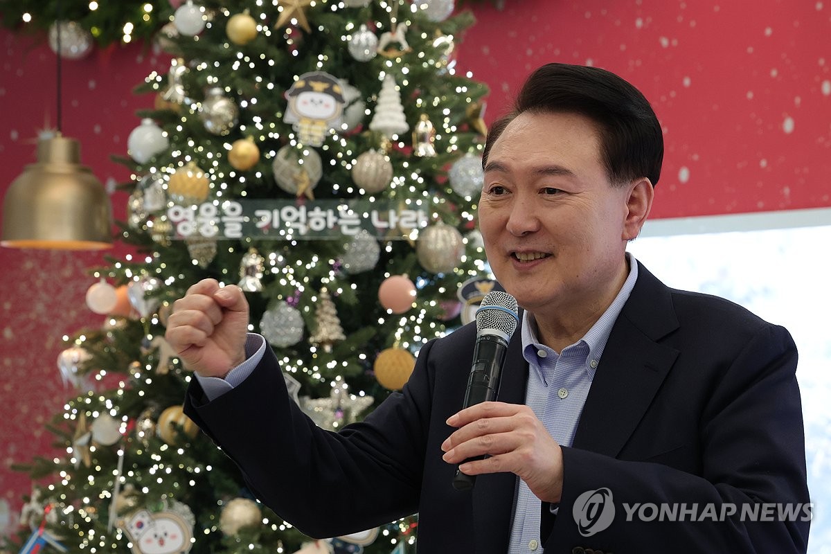 El presidente Yoon Suk Yeol habla durante un evento previo a Navidad para los familiares de los soldados, policías y bomberos fallecidos que murieron en servicio, en esta fotografía proporcionada por la oficina presidencial el 22 de diciembre de 2023. (Foto de la piscina) (Yonhap)