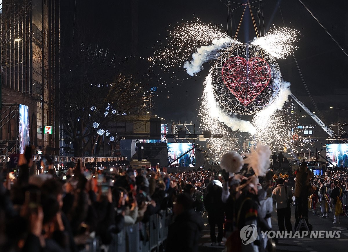 자정의 태양 떠오른 세종대로