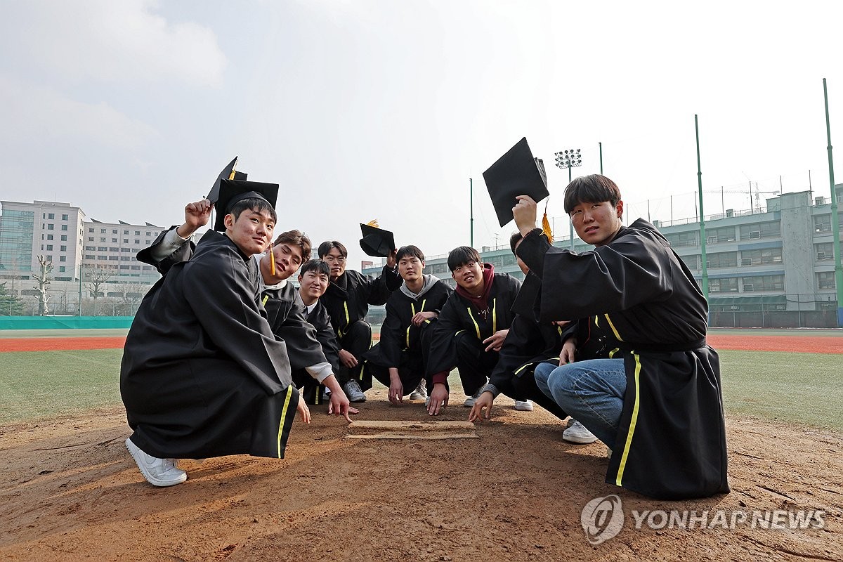 야구장 마운드에서 마지막 인사