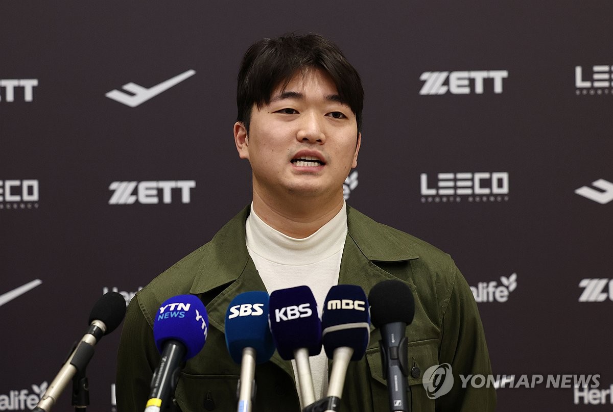 Go Woo-suk of the San Diego Padres speaks to reporters at Incheon International Airport, west of Seoul, on Jan. 6, 2024. (Yonhap)