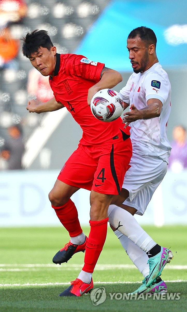 Kim Min-jae (left) of South Korea competes for the ball against Bahrain during the Group E match of the Asian Football Confederation Asian Cup held at Jassim Bin Hamad Stadium in Doha on January 15, 2024 (Yonhap News)