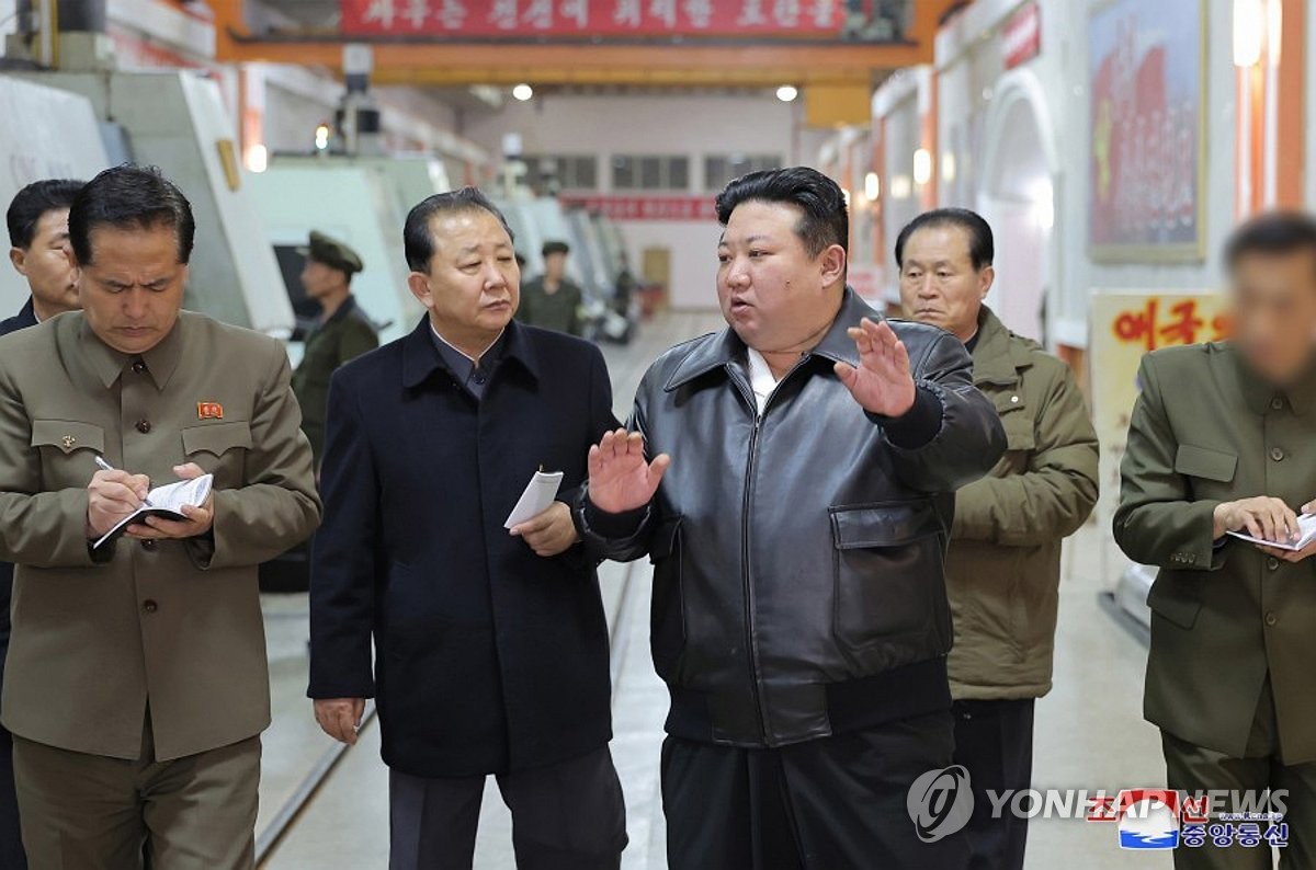 Esta fotografía, tomada del sitio web de la Agencia Central de Noticias Coreana oficial de Corea del Norte el 15 de febrero de 2024, muestra al líder norcoreano, Kim Jong-un (centro), inspeccionando una fábrica de municiones con funcionarios clave.  (Para uso únicamente en la República de Corea. Sin redistribución) (Yonhap)