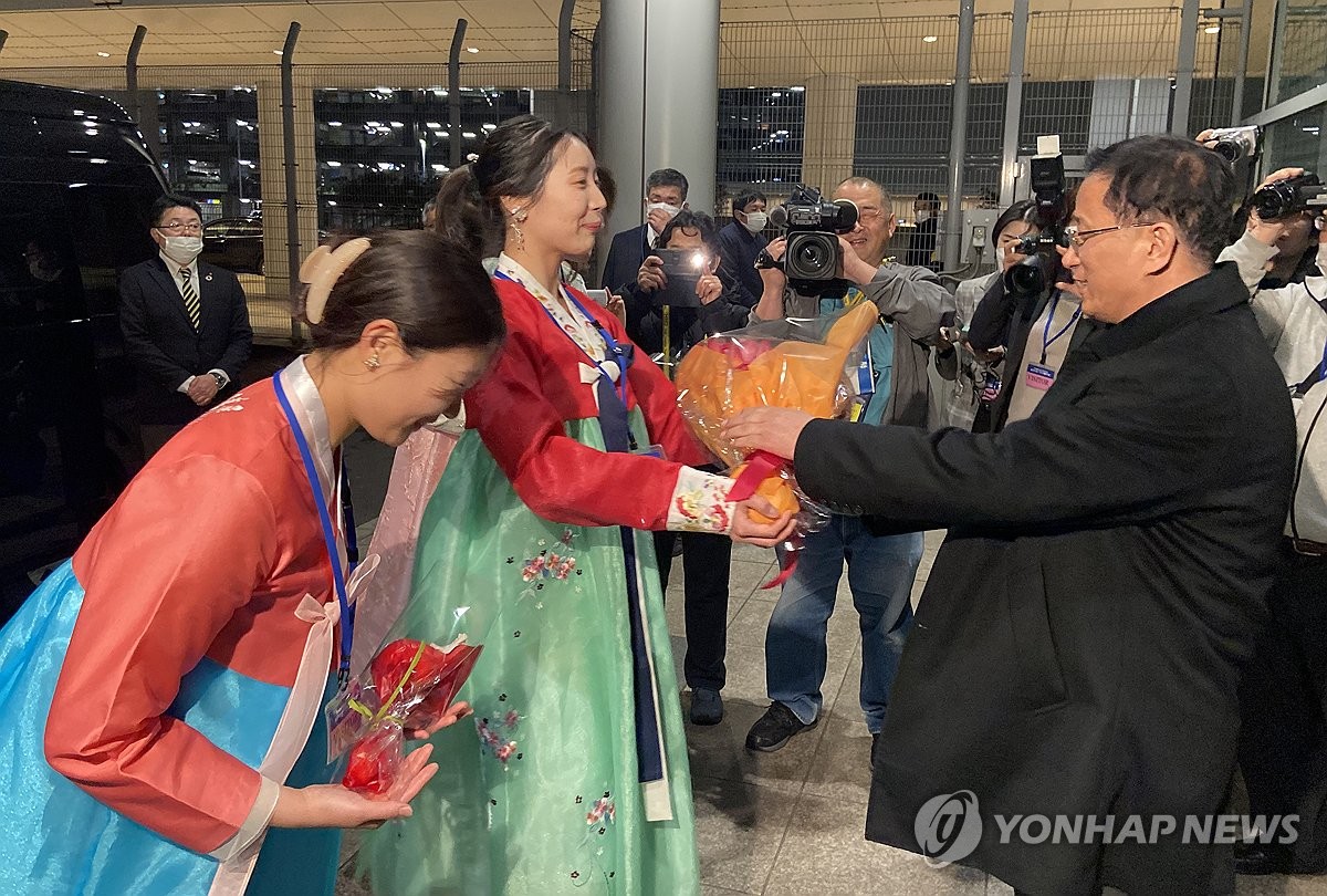 북한 여자축구 대표팀에 꽃다발 건네는 여성들