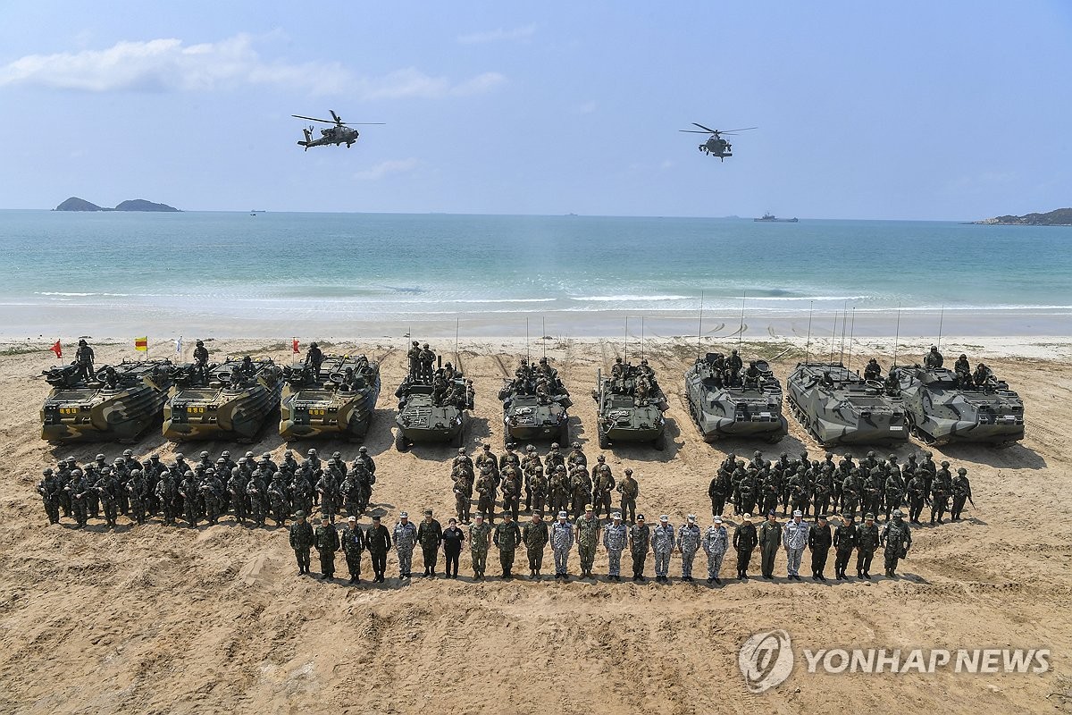 기념촬영하는 한국, 미국, 태국