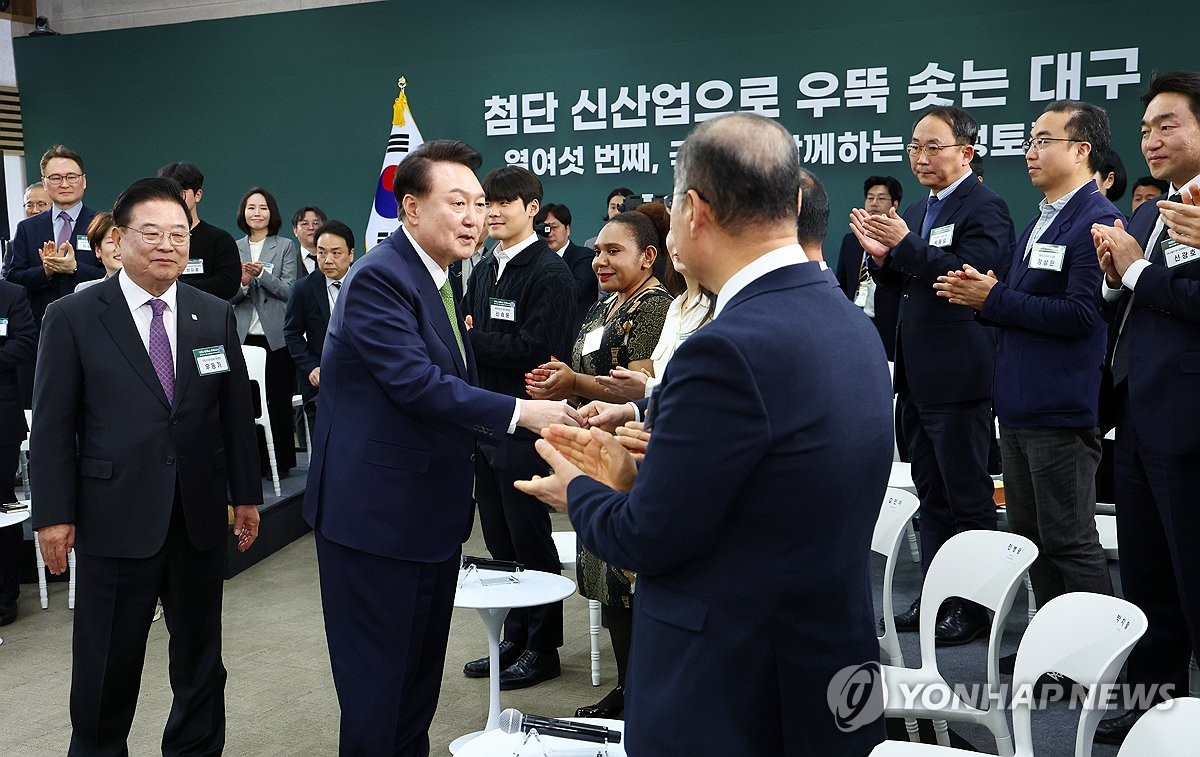 민생토론회 참석자와 인사하는 윤석열 대통령