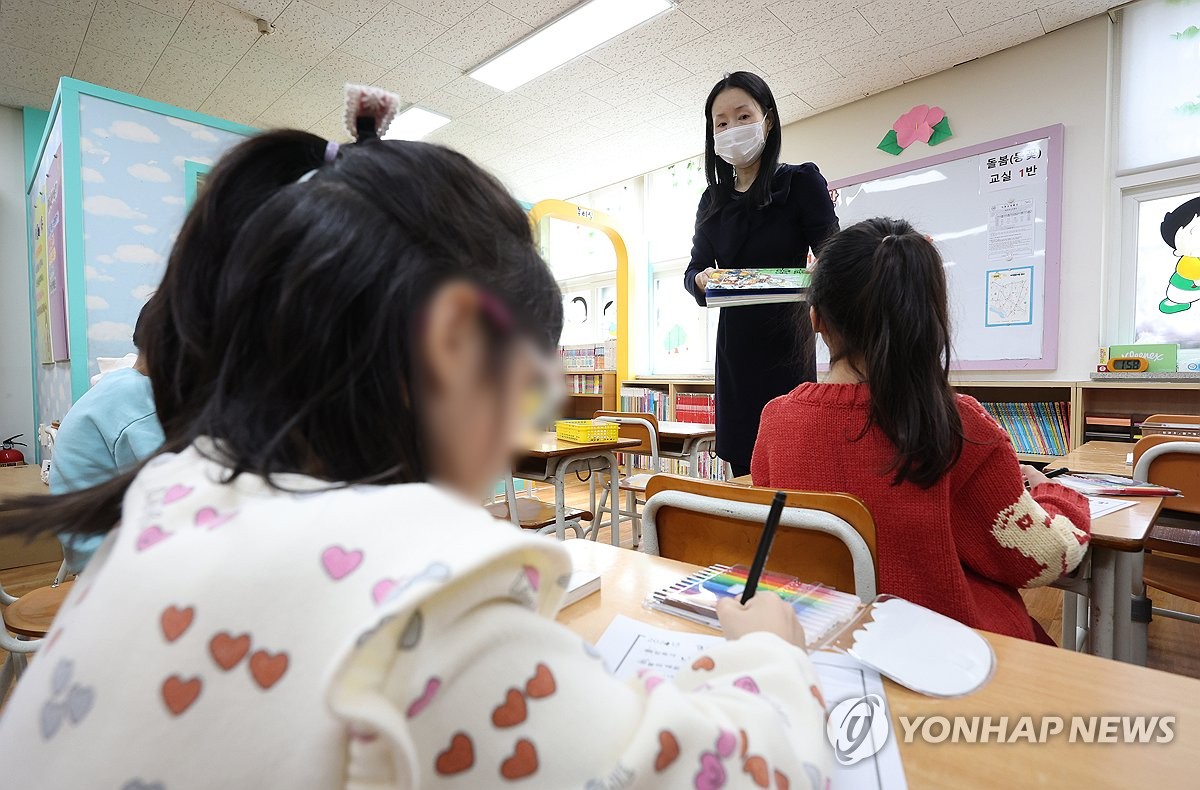 지난달 4일 오후 서울의 한 초등학교 돌봄교실에서 어린이들이 책을 읽는 수업을 듣고 있다. [연합뉴스 자료사진. 재판매 및 DB 금지]