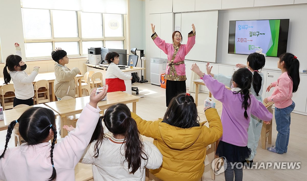 지난달 4일 오후 울산의 한 초등학교 늘봄교실에서 학생들이 강사와 인사하고 있다. [연합뉴스 자료사진. 재판매 및 DB 금지]