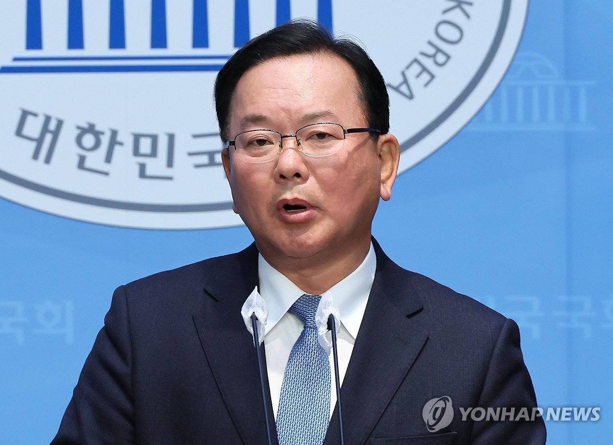 Former Prime Minister Kim Boogyeom Joins Democratic Party Election