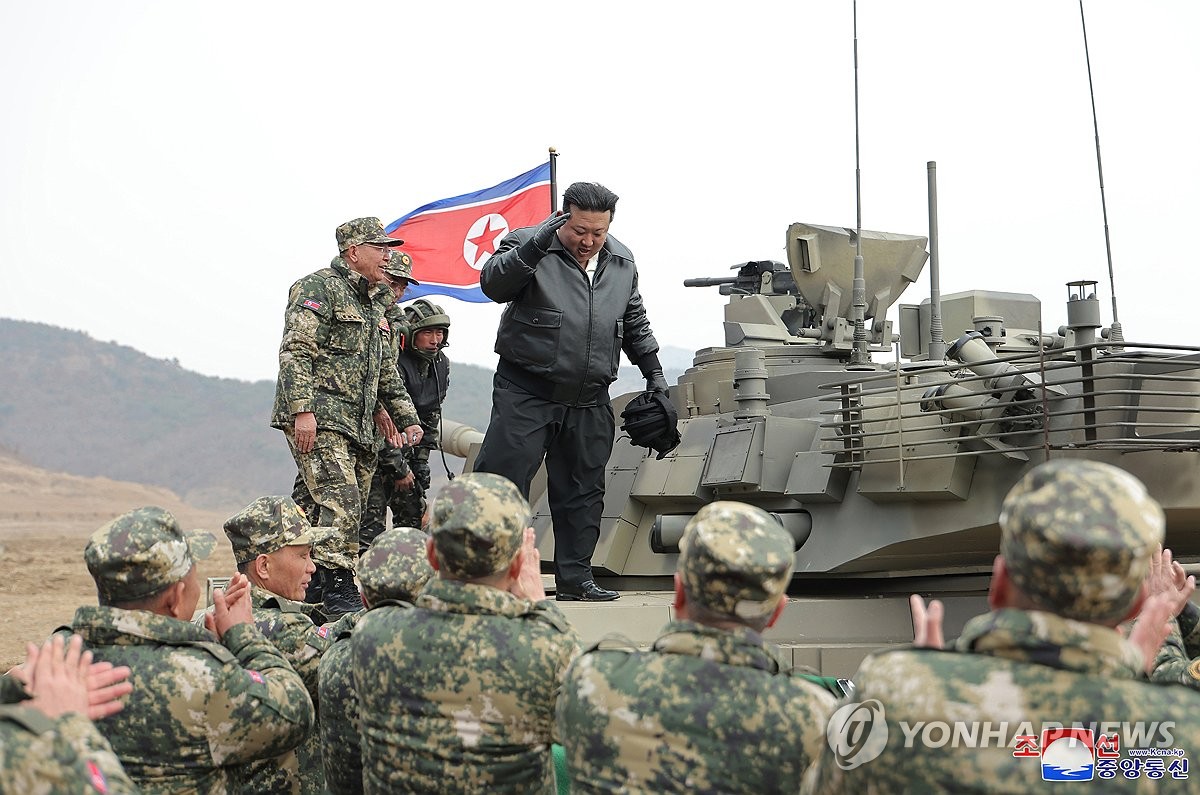 Esta fotografía, publicada por la Agencia Central de Noticias de Corea del Norte el 14 de marzo de 2024, muestra al líder norcoreano, Kim Jong-un, guiando "partidos de entrenamiento" que involucró tropas de tanques el día anterior.  (Para uso únicamente en la República de Corea. Sin redistribución) (Yonhap)