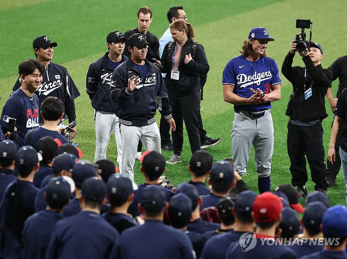 2024 MLB 월드투어 서울 시리즈를 앞둔 16일 서울 고척스카이돔에서 열린 유소년 클리닉에서 로스앤젤레스 다저스의 타일러 글래스노우와 팀 코리아의 노시환, 김혜성, 원태인이 참가 선수들에게 인사하고 있다. / 연합뉴스