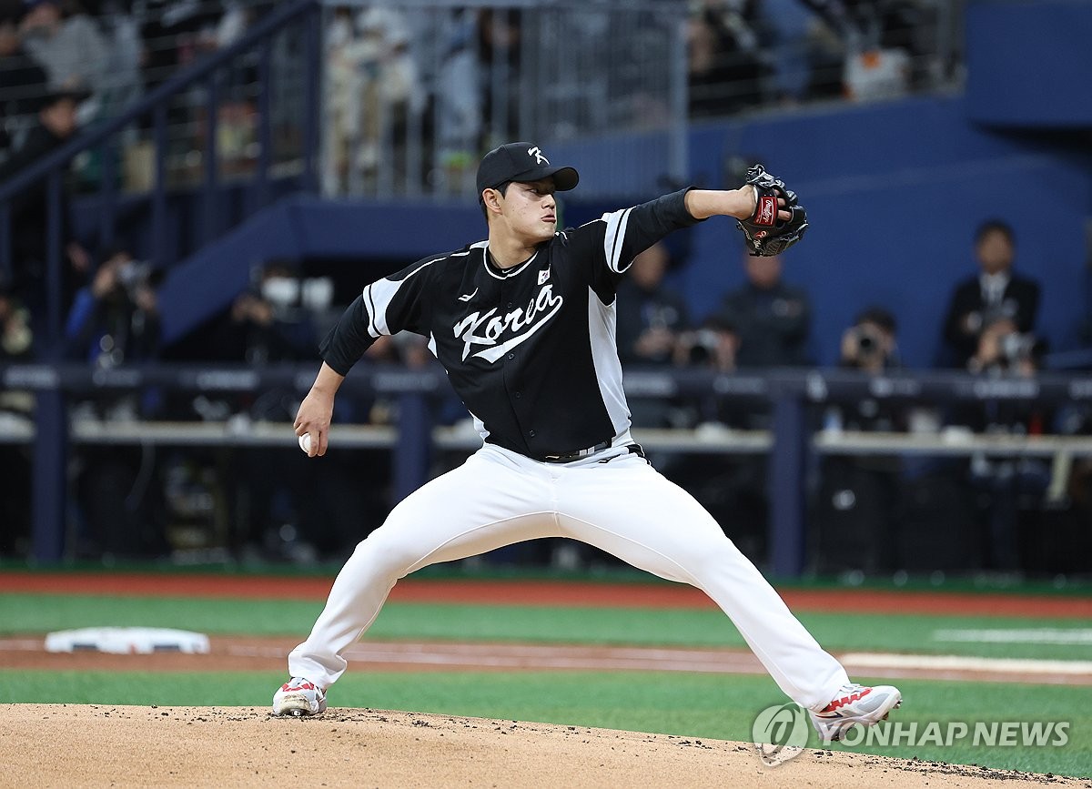 South Korea starter Moon Dong-ju pitches against the San Diego Padres during an exhibition game at Gocheok Sky Dome in Seoul on March 17, 2024. (Yonhap)