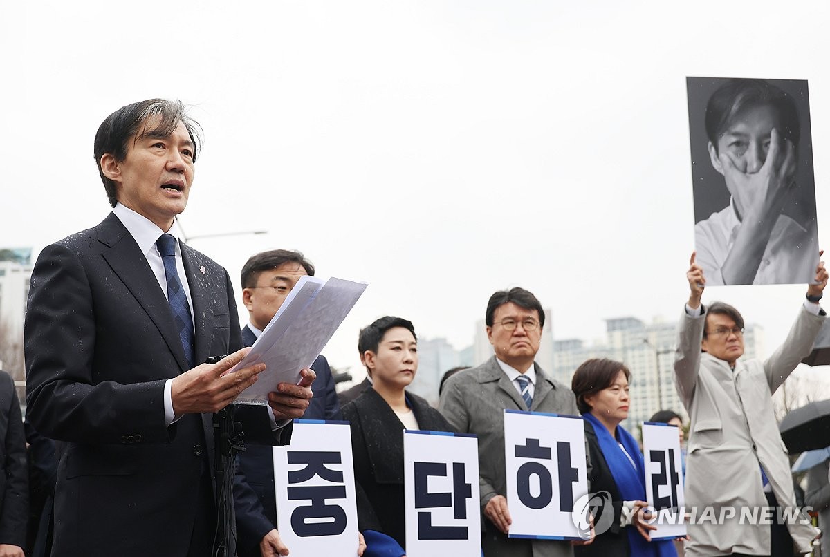 대통령실 앞으로 간 조국