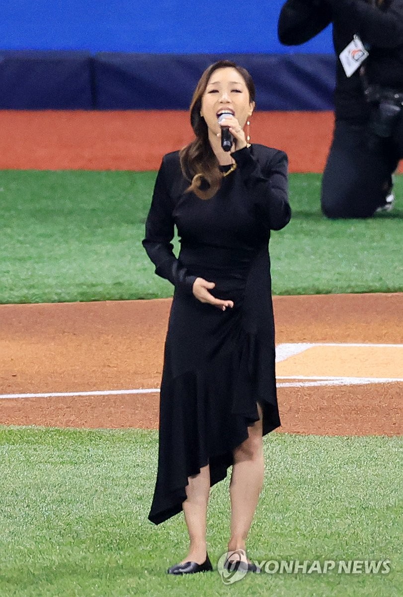 MLB 개막전 양국 국가 부르는 박정현