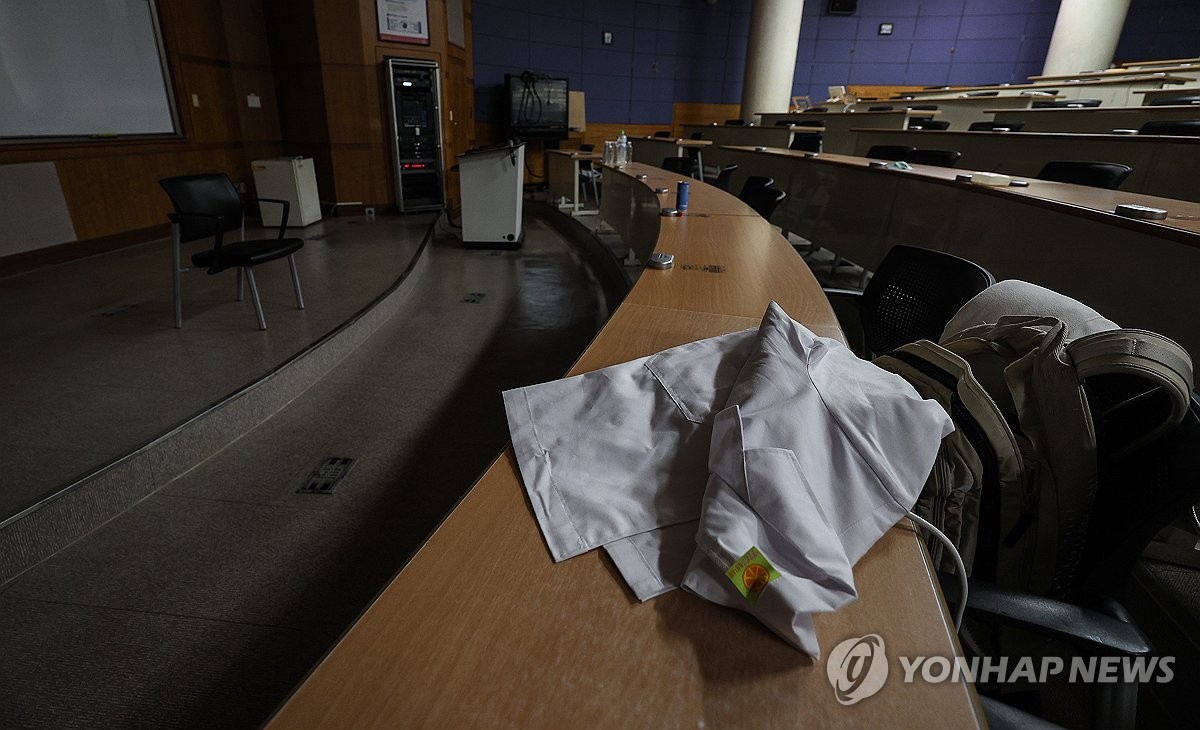 '의과대학 교수 집단 사직'…교수도
학생도 없는 의대 강의실