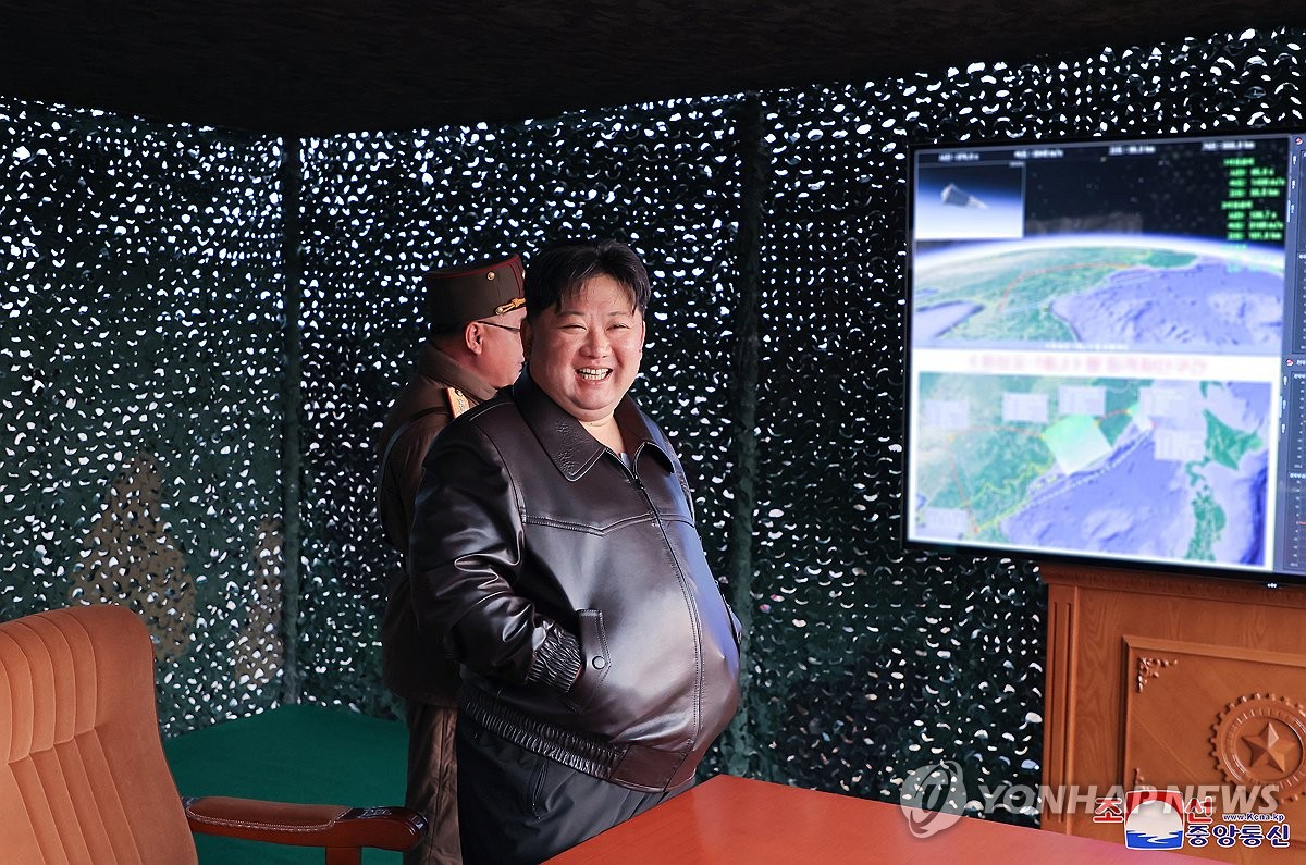 Esta foto, publicada por la Agencia Central de Noticias Coreana oficial de Corea del Norte el 3 de abril de 2024, muestra al líder norcoreano, Kim Jong-un, inspeccionando el lanzamiento de prueba de un nuevo misil hipersónico de alcance intermedio el día anterior.  (Para uso únicamente en la República de Corea. Sin redistribución) (Yonhap)