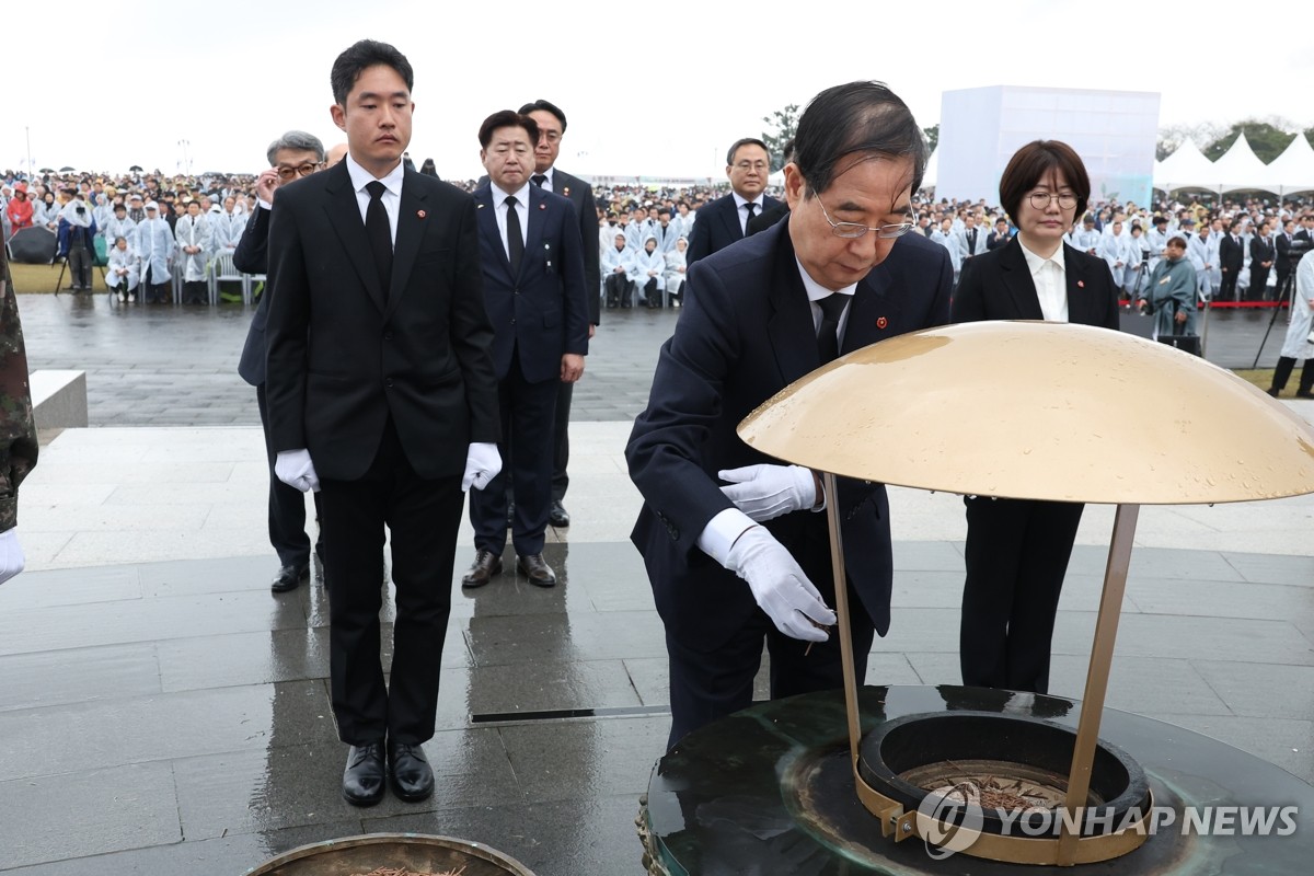 4·3 희생자 추념식에서 분향하는 한덕수 국무총리