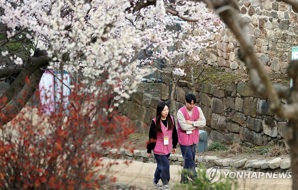 꽃길 데이트…산책하는 남녀 템플스테이 참가자