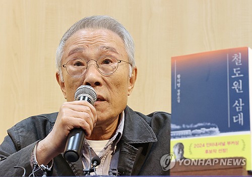Hwang Sok-yong hoping to win Booker Int'l Prize