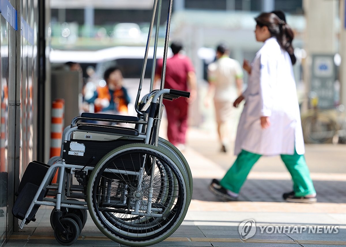 Los médicos ingresan en un hospital de Seúl el 3 de mayo de 2024. (Yonhap)