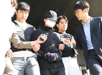 '여자친구 살해' 의대생 구속송치…취재진 질문에 묵묵부답