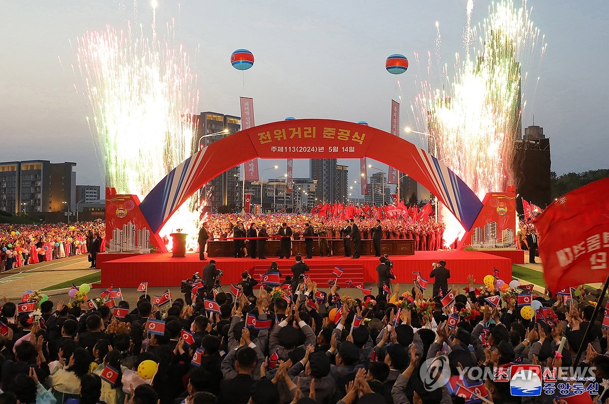 김정은, 평양 전위거리 준공식 참석…딸 주애 두달만에 재등장