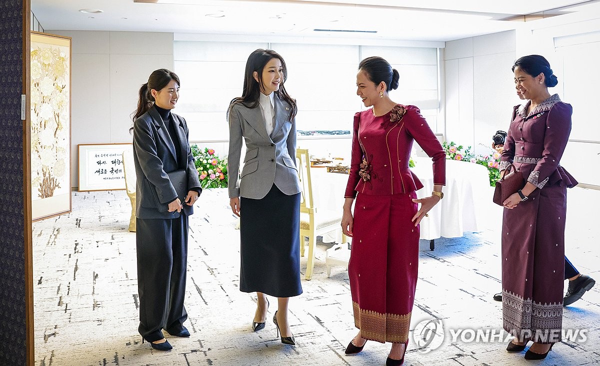 South Korea's first lady Kim Keon Hee (2nd from L) and Cambodia's first lady, Pech Chanmony (2nd from R), have a conversation at the presidential office in Seoul on May 16, 2024, in this photo provided the office. (PHOTO NOT FOR SALE) (Yonhap)