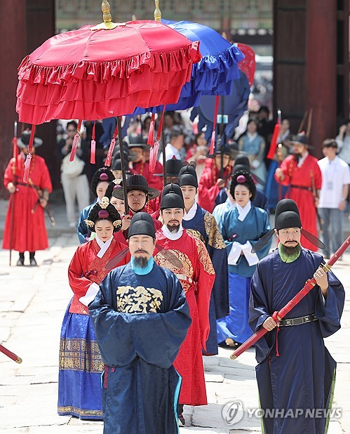 Royal stroll at Gyeongbok Palace