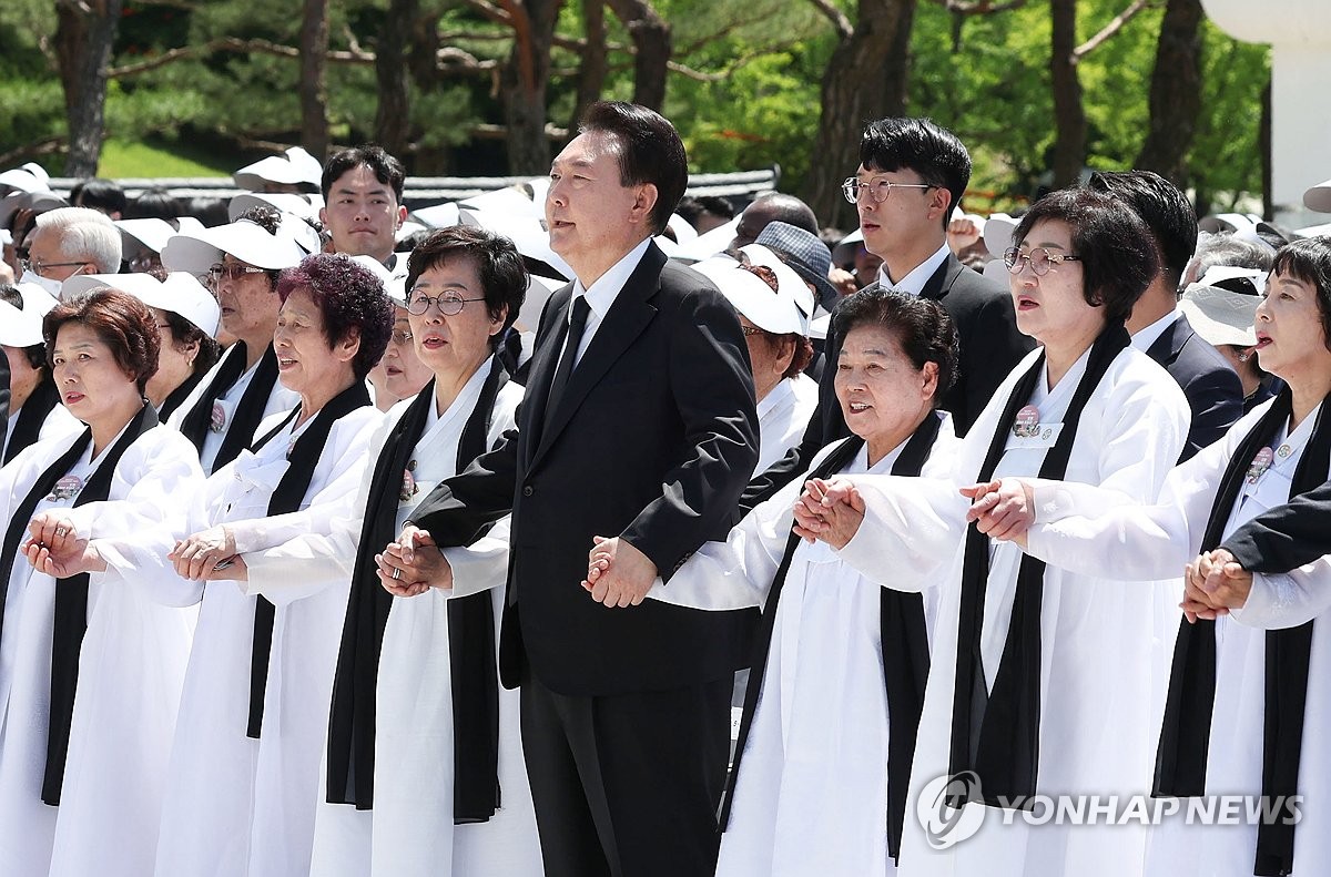 윤석열 대통령, '님을 위한 행진곡' 제창 /광주=연합뉴스