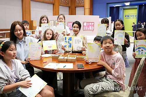 김건희 여사, 청와대서 열린 우크라이나 아동 그림전 참석