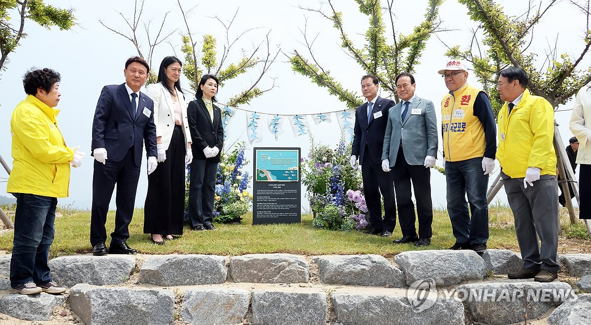 Esta fotografía, tomada el 24 de mayo de 2024, muestra una ceremonia celebrada en la isla Seonyu, a 200 kilómetros al suroeste de Seúl, para develar un monumento a la esperanza por el regreso sano y salvo de cinco surcoreanos que fueron secuestrados por Corea del Norte en la década de 1970 en Seonyu, Corea del Sur. y las islas Hong.  (Yonhap)