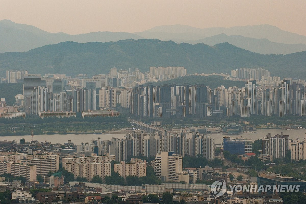 Esta foto tomada el 26 de mayo de 2024 muestra complejos de apartamentos en Seúl.  (Yonhap)