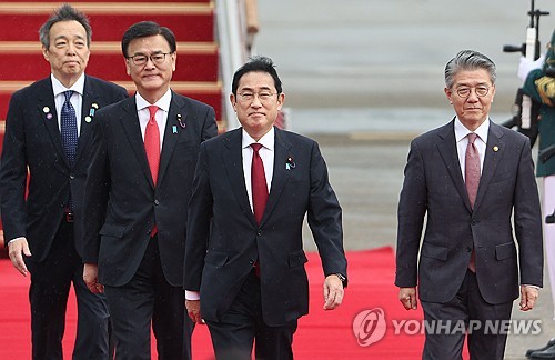 رئيس الوزراء الياباني يصل إلى كوريا الجنوبية