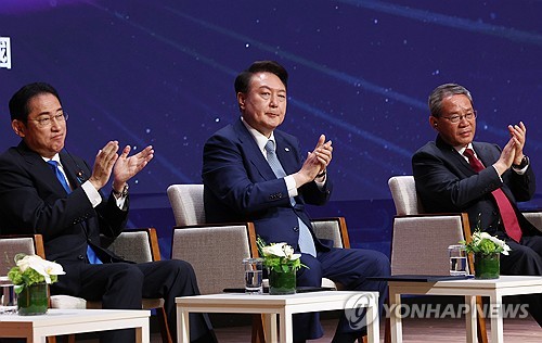 韓中日首脳がビジネスサミットに出席