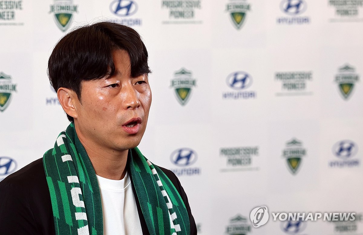 (LEAD) New head coach for K League club Jeonbuk wants players to hold ...