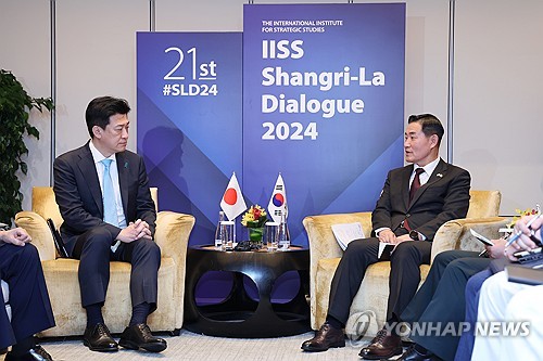 U.S. defense chief welcomes S. Korea-Japan agreement in Singapore