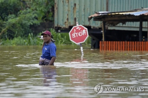 '허리까지 들어찬 물'…스리랑카, 홍수로 10여명 사망