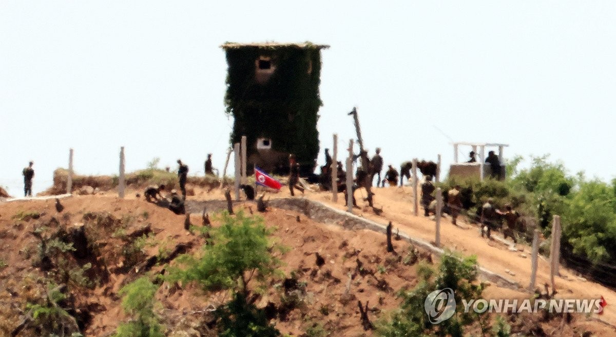 Los soldados norcoreanos construyen un punto fuerte en la Zona Desmilitarizada, en esta fotografía de archivo tomada desde una torre de observación de Corea del Sur en Paju, a 37 kilómetros al noroeste de Seúl, el 4 de junio de 2024. (Yonhap)