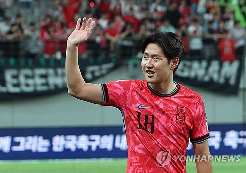 Lee Kang-in waves to fans