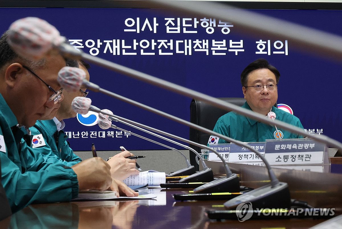 El ministro de Salud, Cho Kyoo-hong (derecha), habla durante una reunión en Seúl el 18 de junio de 2024. (Yonhap) 