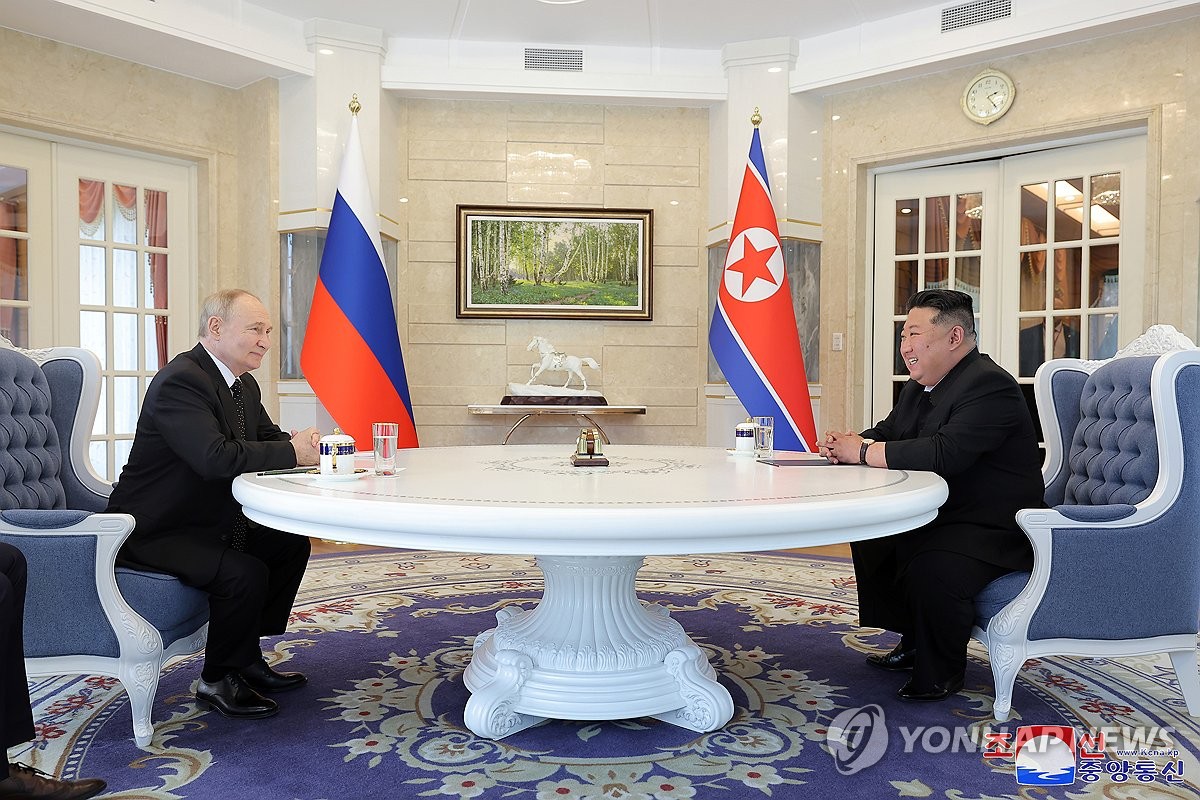 Esta foto, publicada por la Agencia Central de Noticias oficial de Corea del Norte el 20 de junio de 2024, muestra al líder norcoreano Kim Jong-un (derecha) y al presidente ruso Vladimir Putin manteniendo una reunión individual en la Casa de Huéspedes Estatal de Kumsusan en Pyongyang. el día anterior.  (Para uso únicamente en la República de Corea. Sin redistribución) (Yonhap)