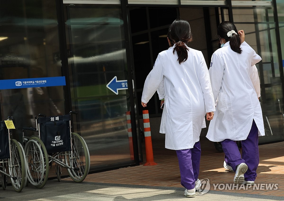 Los médicos ingresan en el Hospital St. Mary's de Seúl, el 20 de junio de 2024. (Yonhap) 