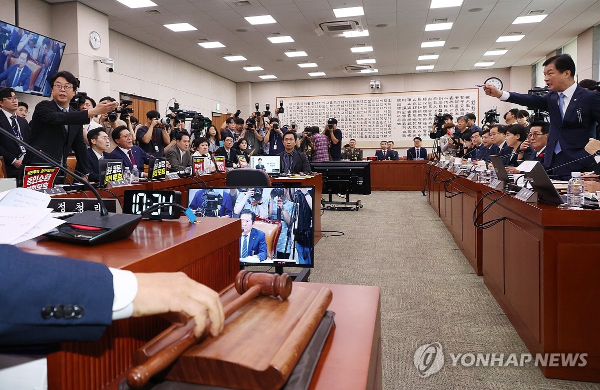 Los legisladores del gobierno y de la oposición se gritan entre sí durante una audiencia del comité legislativo y judicial de la Asamblea Nacional en Seúl el 19 de julio de 2024, en relación con una petición de destitución del presidente Yoon Suk Yeol. (Yonhap)